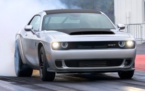Автомобиль Dodge Challenger SRT Demon 2023 года вид спереди
