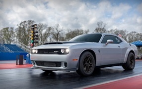 Быстрый автомобиль Dodge Challenger SRT Demon 2023 года