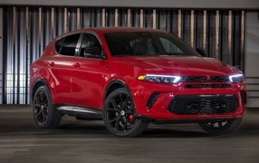 Красный автомобиль Dodge Hornet 2023 года