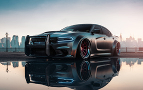 Автомобиль Dodge Charger Hellcat Enforcer отражается в луже