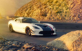 Автомобиль Dodge Viper ACR в горах