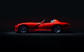 Красный Dodge Viper RT10 на черном фоне