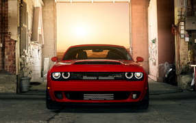 Красный автомобиль Dodge Challenger SRT Demon в гараже