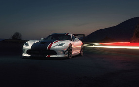 Спортивный Dodge Viper ACR на дороге ночью