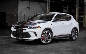 Белый автомобиль Dodge Hornet RT GLH