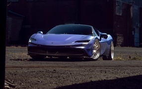 Синий автомобиль Ferrari SF90 Spider вид спереди