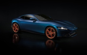Синий автомобиль Ferrari Roma Tailor на черном фоне