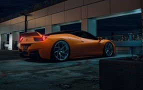 Автомобиль Ferrari 458  вид сзади