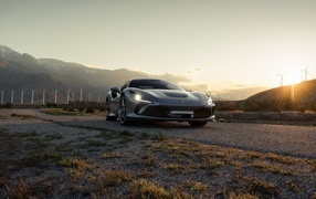 Автомобиль Ferrari F8 Tributo в лучах солнца
