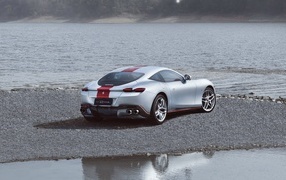 Автомобиль Ferrari Roma 30th Anniversary 2023 у воды