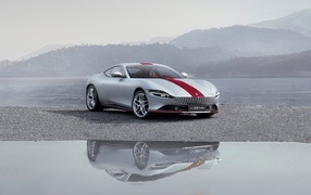 Автомобиль Ferrari Roma 30th Anniversary 2023  отражается в воде