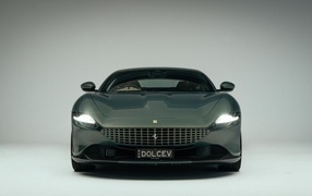 Автомобиль Ferrari Roma на сером фоне вид спереди