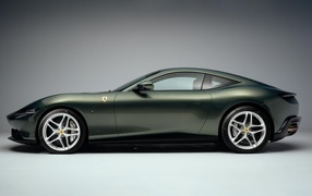 Автомобиль Ferrari Roma вид сбоку