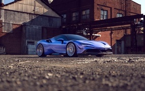 Автомобиль Ferrari SF90 Spider на фоне здания
