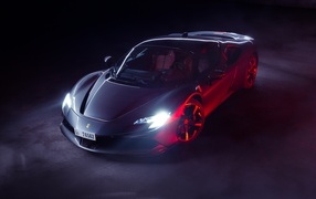 Автомобиль Ferrari SF90 Stradale с включенными фарами