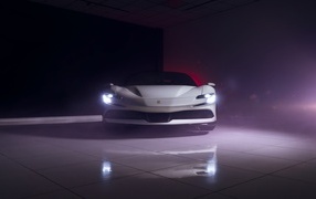 Вид спереди на автомобиль  Ferrari SF90 Stradale
