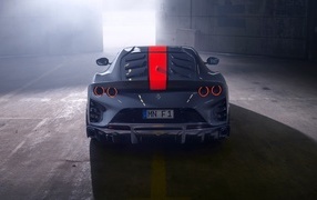 Серый спортивный автомобиль Ferrari 812 вид сзади