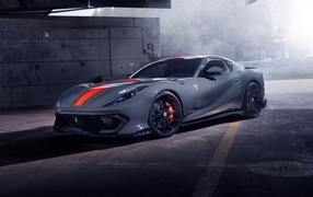 Новый спортивный автомобиль Ferrari 812, 2023 года вид сбоку