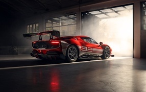 Вид сзади на автомобиль Ferrari 296 Challenge 2023 года