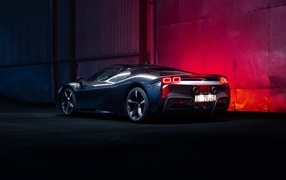 Вид сзади на автомобиль Ferrari SF90 Stradale