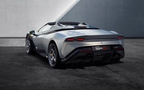 Вид сзади на автомобиль Ferrari SP-8