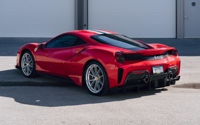 Красный автомобиль Ferrari 488 Pista вид сзади