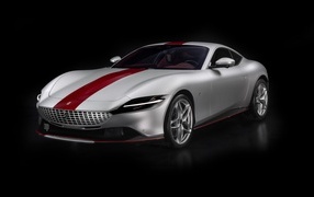 Серебристый Ferrari Roma 30th Anniversary 2023 года на черном фоне
