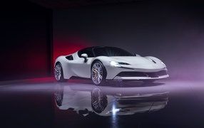 Белый автомобиль Ferrari SF90 Stradale