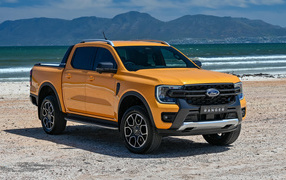 Большой пикап Ford Ranger Wildtrak 2022 года у моря