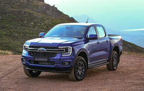 Большой синий пикап Ford Ranger XLT Double Cab 2022