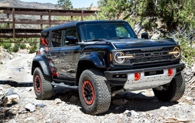 Черный джип Ford Bronco Raptor Code Orange Package 2024 года