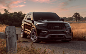 Черный внедорожник Ford Explorer ST