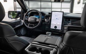 Черный кожаный салон автомобиля Ford F-150