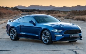 Дорогой синий автомобиль Ford Mustang California