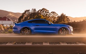 Автомобиль Ford Mustang GT вид сбоку