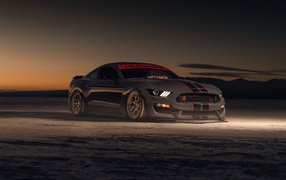 Автомобиль форд Shelby GT350 ночью