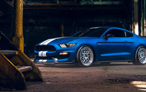 Автомобиль Ford Shelby GT350 в старом здании