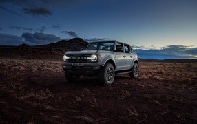 Внедорожник Ford Bronco  на песке