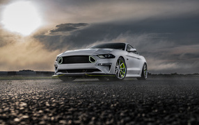 Серебристый Ford Mustang GT на фоне грозового неба