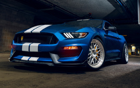 Мокрый синий автомобиль форд мустанг Shelby GT350