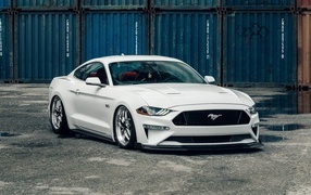 Белый быстрый автомобиль Ford Mustang GT Fastback 5.0L