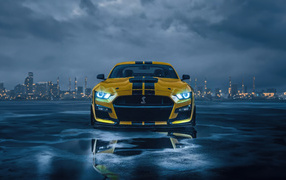 Желтый спортивный автомобиль Ford Mustang на фоне грозового неба
