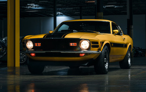 Желтый дорогой автомобиль Ford Mustang Mach 1 на парковке