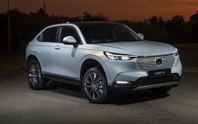 Серебристый Honda HR-V ночью