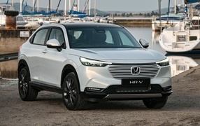 Серебристый внедорожник Honda HR-V 2022