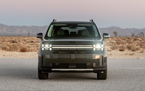 Вид спереди на автомобиль Hyundai Santa Fe XRT 2024 года