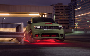Большой стильный Jeep Trackhawk у здания