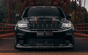 Черный Jeep Trackhawk на мосту