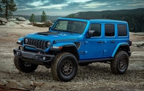 Синий Jeep Wrangler Unlimited Rubicon 2023 года