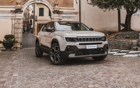 Внедорожник Jeep Avenger E-Hybrid в городе